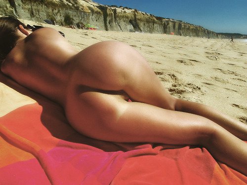 Unknown Girl Shows Amazing Nude Ass on Beach Photo
