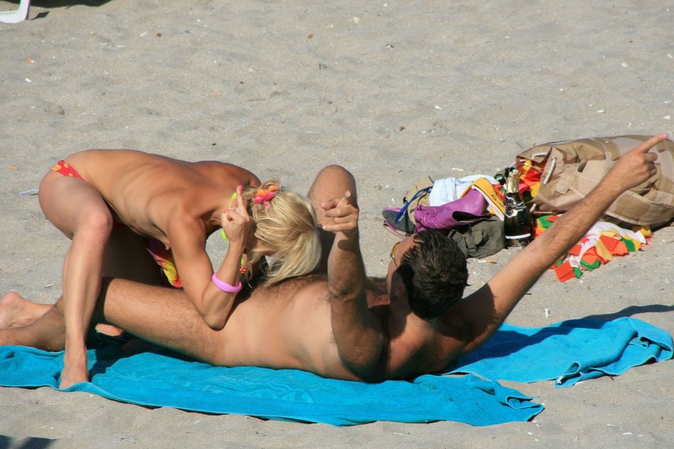 Sexy Beach Blowjob Pictures