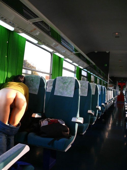 Hot Girl Pussy clignotant dans le train sexy nue Images