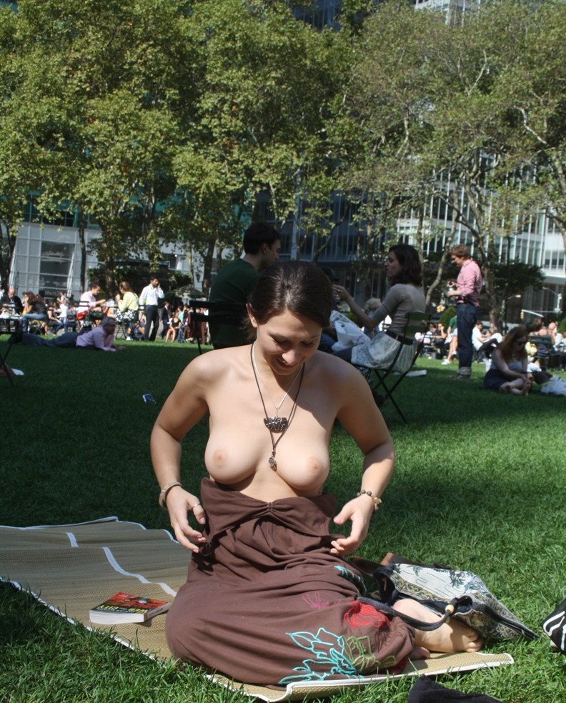 Amateur Girlfriend Flashes Tits in Public Park