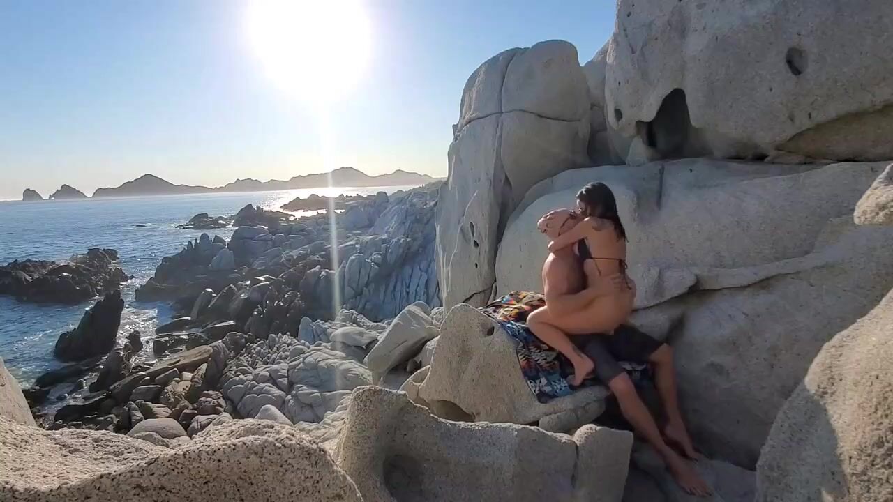 Awesome sex at the beach with superb woman afbeelding